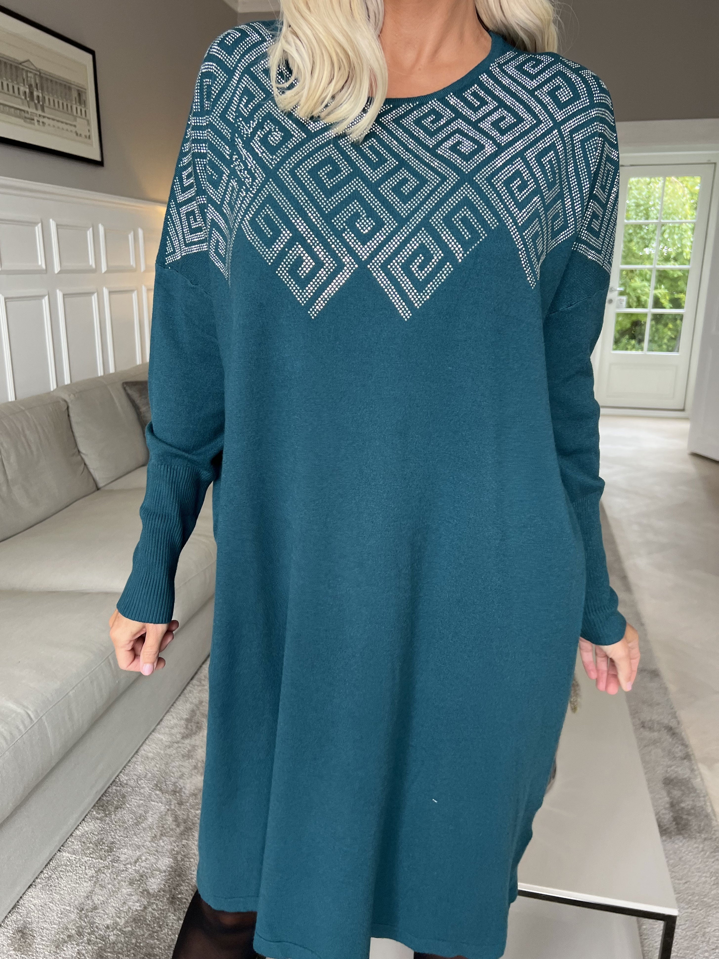 Luna - Mjuk stickad plus size klänning med strass